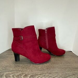 Andrea Grace Women's deep red suede Ankle Boots. Size 8. Pre-owned. Bootie’s.
